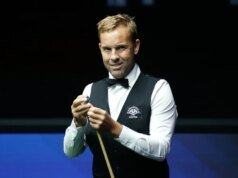 Ali Carter evita o constrangimento da Tesco ao marcar o confronto do Crisol de John Higgins