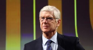 Arsenal Wenger faz previsão confiante do título da Premier League do Arsenal após derrota do Man City