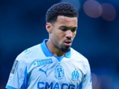 O técnico do Marselha bate novamente em Ethan Nwaneri e o atacante do Arsenal fica como reserva não utilizada