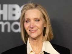 Lisa Kudrow diz que os escritores de ‘Friends’ eram ‘em sua maioria homens’ que ficavam ‘acordados até tarde discutindo suas fantasias sexuais’ sobre suas colegas de elenco