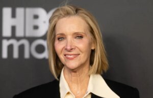 Lisa Kudrow diz que os escritores de ‘Friends’ eram ‘em sua maioria homens’ que ficavam ‘acordados até tarde discutindo suas fantasias sexuais’ sobre suas colegas de elenco