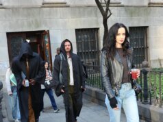 Mike Colter e Finn Jones são vistos no set de ‘Demolidor: Nascido de Novo’ com a co-estrela de ‘Defensores’ Krysten Ritter