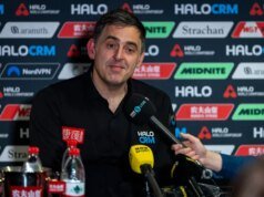 Ronnie O’Sullivan tenta jogos mentais pressionando John Higgins