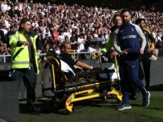 A estrela do Tottenham zombou enquanto era jogada na maca do Wolves após uma grande lesão dupla