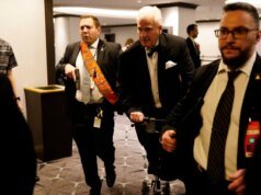 Presidente Trump, Melania Trump e outros evacuados do jantar de correspondentes na Casa Branca