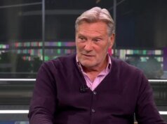 Glenn Hoddle faz pedido de demissão de Liam Rosenior após derrota do Chelsea para o Manchester United