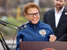 À medida que a eleição se aproxima, a prefeita de Los Angeles, Karen Bass, oferece cortes de curto prazo nas taxas de produção de filmes