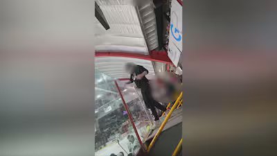 «Ça dégénère un peu trop»: un homme lance des canettes de bière sur des joueurs de hockey en plein match
