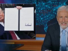 Jon Stewart brinca que Donald Trump está usando psicodélicos depois da assinatura de ‘Weird as S-‘ Bill: ‘Você já realmente olhou para sua assinatura, em Weed?’