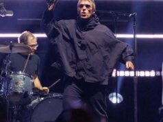 Liam Gallagher brinca sobre a indução ao Hall da Fama do Rock and Roll do Oasis: ‘Eu sonhei com isso quando era um pequeno ninguém cantando no chuveiro’