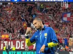 Raphinha faz gesto para torcedores do Atlético de Madrid antes de possível empate do Arsenal na Liga dos Campeões