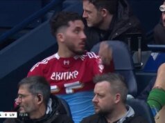 Rayan Cherki recebeu ordem de tirar a camisa do Liverpool do banco do Man City durante a eliminatória da FA Cup