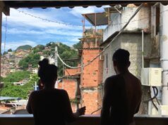 Vida e Morte na Favela do Rio Exploradas no Documentário ‘Saudades Eternas’ de Emma Boccanfuso