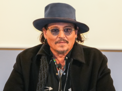 Johnny Depp, de Ebenezer, passa pelo CinemaCon para detalhar a obsessão de toda a vida por ‘A Christmas Carol’ e revela as primeiras filmagens