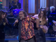 Jack Black introduzido no Five-Timers Club pela Cavalcade Of ‘SNL’ Elites em meio a um monólogo energizante e cheio de rock com Tina Fey, Melissa McCarthy e mais