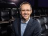 O CEO da Cinemark, Sean Gamble, vê o pacote salarial para 2025 aumentar 10%, para US$ 10,8 milhões, com o início da temporada de procuração