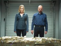 Bryan Cranston defende a esposa Skyler de ‘Breaking Bad’ de fãs que pensavam que ela era uma ‘vadia’: ‘O marido dela vai embora sem qualquer explicação … Ele está produzindo metanfetamina de cristal’