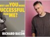 Richard Bacon retorna às raízes da transmissão com o podcast de entrevista ‘Por que você tem mais sucesso do que eu?’