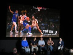 Criadores e treinadores de ‘You See LA’ fizeram uma foto após o time de basquete feminino da UCLA, filmado com o coração – Documentário de TV dos Contenders