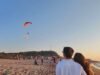 Proposta de praia surpreende mulher enquanto paramotor revela banner no alto