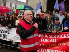 Centenas de pessoas participam de manifestação sobre “preocupações com imigração”