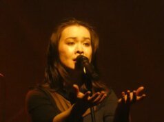 Mitski traz mania e serenidade para uma residência importante na Hollywood High School: revisão do concerto