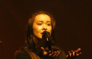 Mitski traz mania e serenidade para uma residência importante na Hollywood High School: revisão do concerto