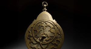 O maior e mais sofisticado astrolábio da Terra Verde de Deus está à venda