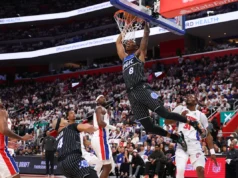 Magic F Jamal Cain lança uma enterrada violenta com uma mão em Jalen Duren no confronto do jogo 4 contra Pistons