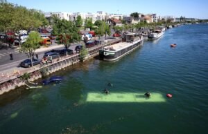 Pessoas resgatadas após ônibus cair no rio Sena, perto de Paris