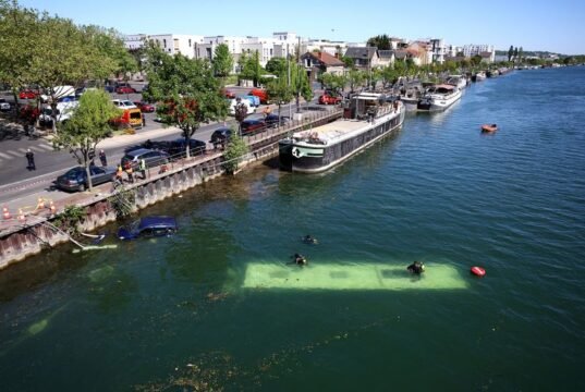 Pessoas resgatadas após ônibus cair no rio Sena, perto de Paris