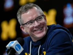 Michigan, o técnico de basquete masculino Dusty May concorda com a extensão do contrato, de acordo com o diretor atlético Warde Manuel