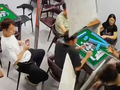 Jogadores de Mahjong interrompidos pela queda do teto