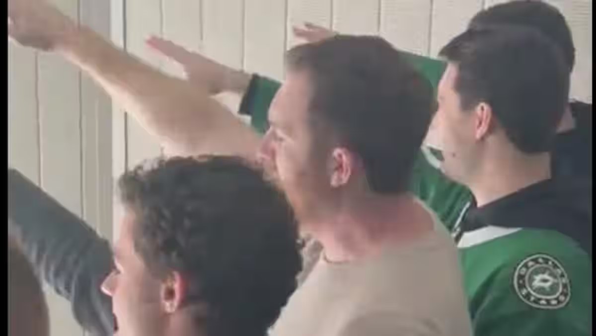Quatre hommes pris à faire le salut nazi durante um match des Stars