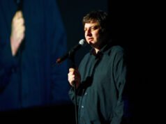 A estrela do Bob’s Burgers, Eugene Mirman, ‘extraordinariamente grato’ depois de sobreviver a um acidente de carro em chamas
