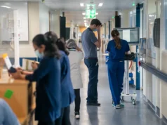 Mulheres que esperam muito tempo pelos cuidados do NHS por causa da ‘misoginia médica’, alerta médico renomado