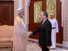 O principal diplomata do Irã retorna brevemente ao Paquistão, mas Trump diz que os lados podem conversar por telefone