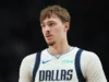 A estrela do Mavericks, Cooper Flagg, foi eleita o Estreante do Ano da NBA sobre Kon Knueppel