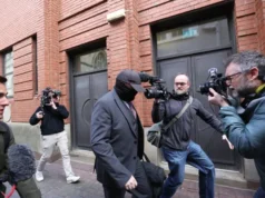 Diretor funerário que guardou corpos admite 30 acusações de impedir um enterro legal