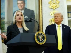 Trump discutiu a destituição da procuradora-geral Pam Bondi após a reação contra a divulgação dos arquivos de Epstein, afirmam relatórios
