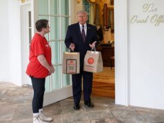 A façanha de ‘DoorDash Grandma’ de Trump torna a vida de PR Flack um inferno