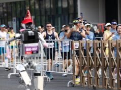 Um robô humanóide corre para a vitória em Pequim, batendo o recorde mundial da meia maratona humana