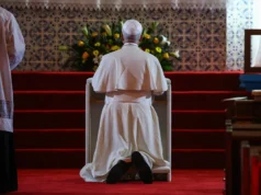 Papa reza em santuário católico em Angola que era centro do comércio de escravos africanos