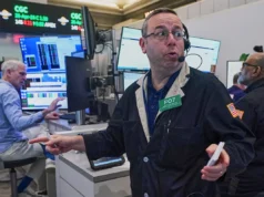 As ações asiáticas estão mistas e o petróleo ganha mais de US$ 1, enquanto as negociações com o Irã permanecem em fluxo