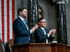 Os aliados de Vance e Trump invocam a “teoria da guerra justa” para legitimar a acção do Irão. Especialistas dizem que ‘falha em todos os critérios’