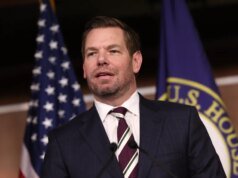 Eric Swalwell diz que renunciará ao Congresso em meio a alegações de má conduta sexual