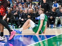 Cooper Flagg sai do final da temporada do Mavericks com torção no tornozelo