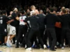 NBA multa Nikola Jokić e Julius Randle após briga no final do jogo 4 do Nuggets-Timberwolves