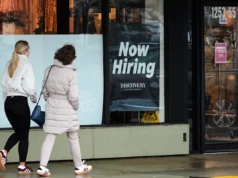Os pedidos de seguro-desemprego nos EUA caíram na semana passada, enquanto as demissões permanecem baixas, apesar da incerteza econômica global