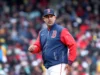 Alex Cora, gerente de bombeiros do Boston Red Sox, e 5 treinadores